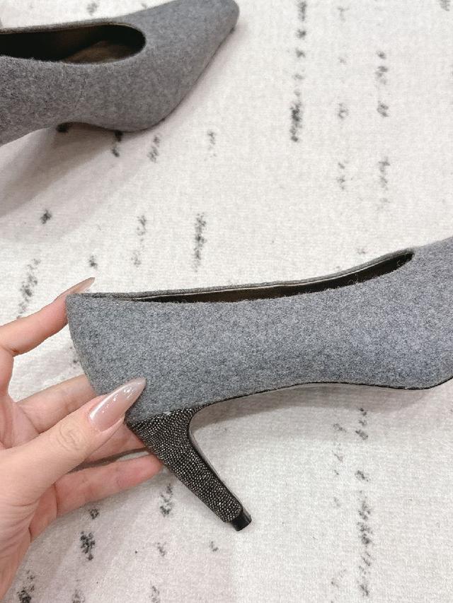 采用专属头层小牛皮，原版进口牛皮内里，大底私模原版 1V1 TPU大底