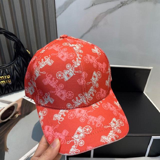 这款棒球帽真的百搭不过时，性价比也很高，美到逆袭～