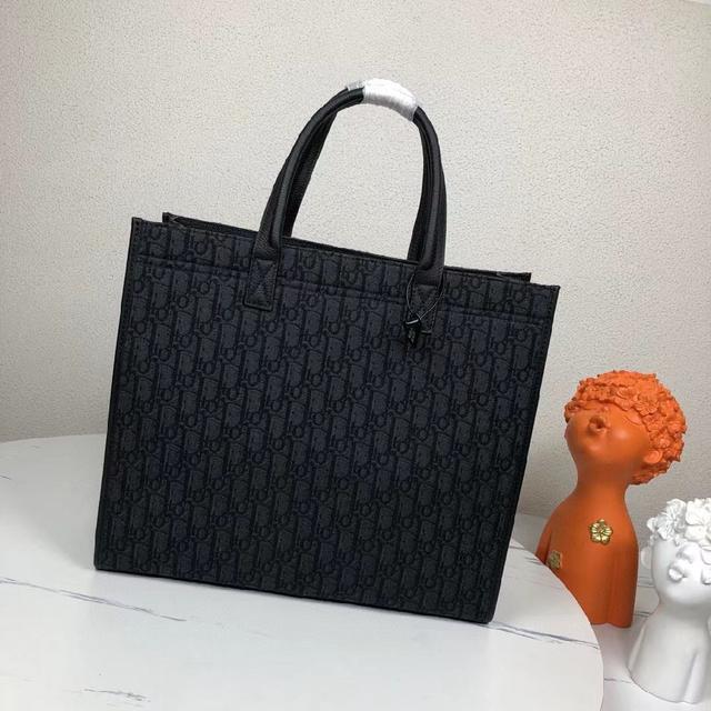 抢鲜来袭胸包，FENDI正面口袋有拉链，黑色尼龙和小牛皮材质