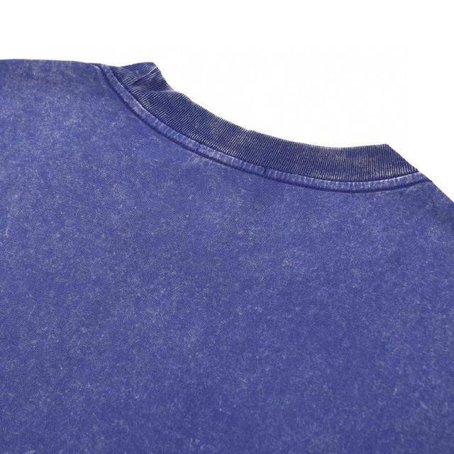 设计：正面印的品牌主题印花，袖子带有品牌标识，做旧水洗工艺带来复古做旧的质感；