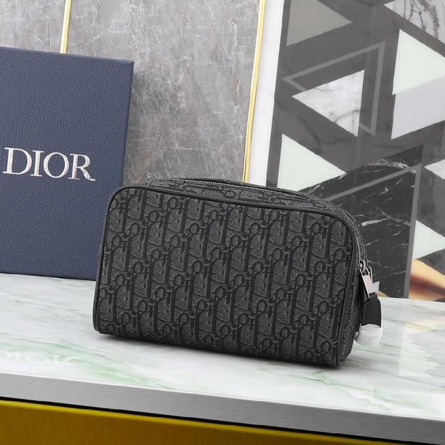 采用迪奥灰 CD Diamond 图案帆布精心制作，从 Dior 档案汲取灵感
