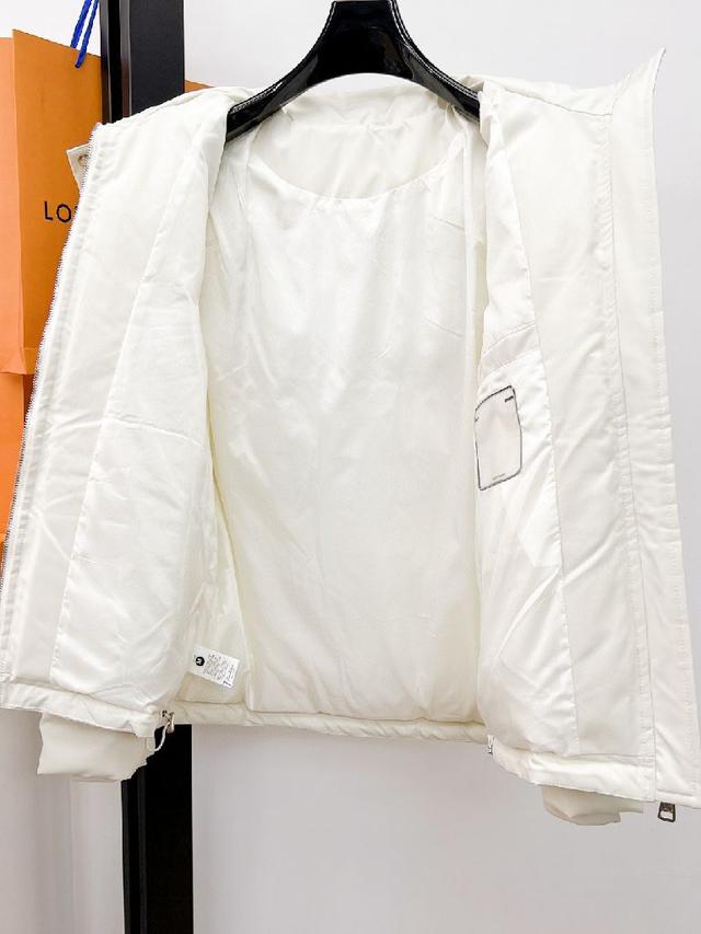 2025秋冬新款羽绒服。这款号称羽绒服届最贵的，全部90绒的