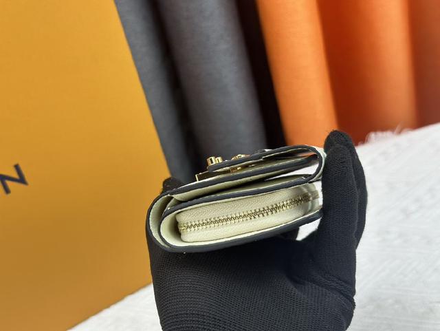 皮革压印经典 Monogram 图案。袖珍 S-lock 锁扣固定翻盖