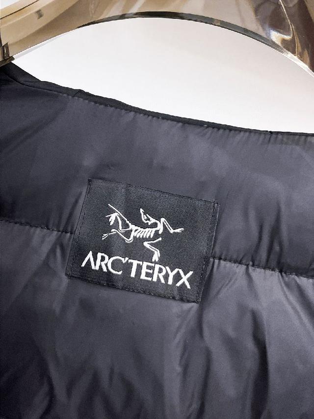 官网款2025秋冬新款羽绒服。这款号称羽绒服届最高端的，全部90绒