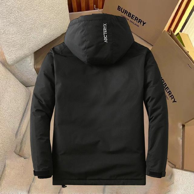 新款羽绒服。这款号称羽绒服届最贵的，全部90绒的