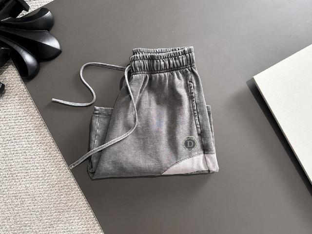 春夏最新品牛仔裤🔥专柜热销款 品味与价值共享 身穿着