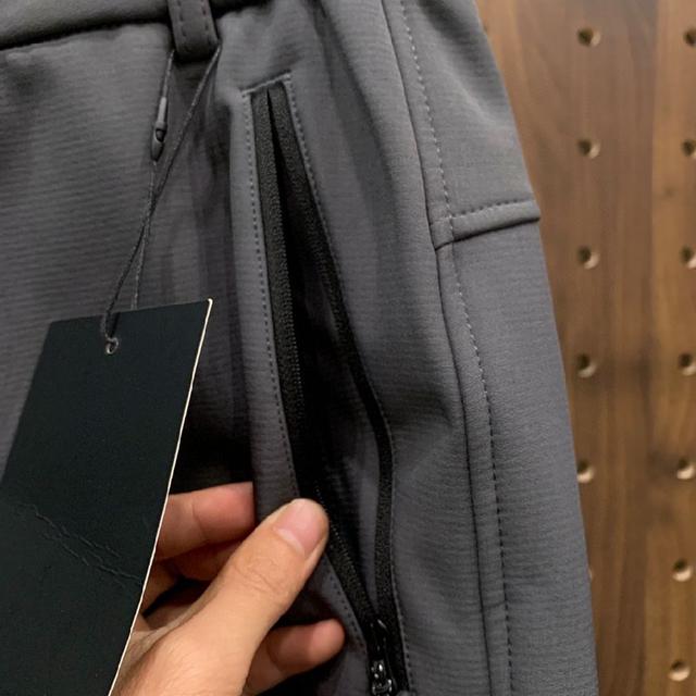 新款休闲裤卫裤，裤身上刺绣标志性品牌标识，