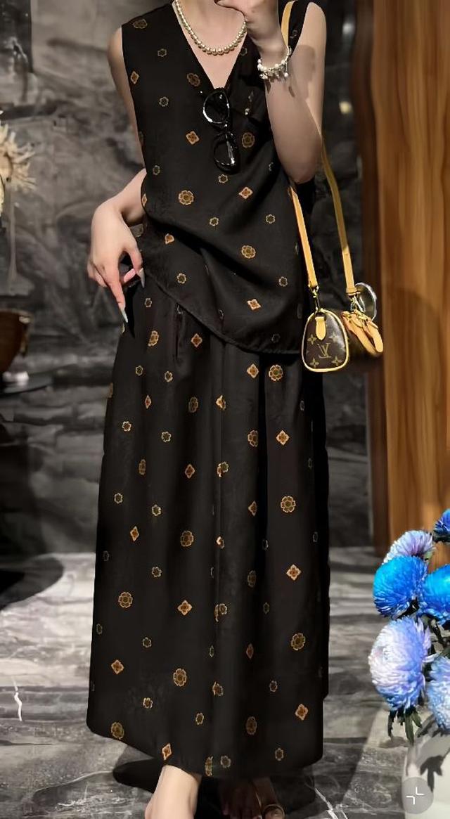 法式复古老钱风V领上衣+半裙套装，裙身布满精致几何花卉