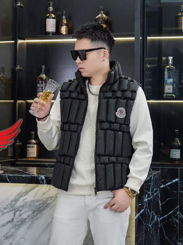 这款拼色牛仔外套由天鹅绒般柔软的植绒牛仔布精心打造