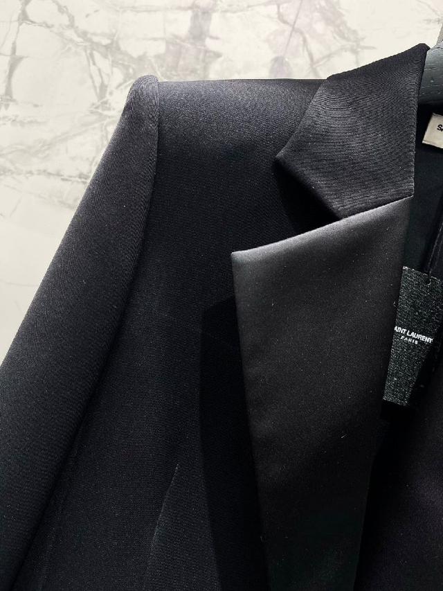 采用了优雅的缎面材质，与哑光面料形成了完美的拼接