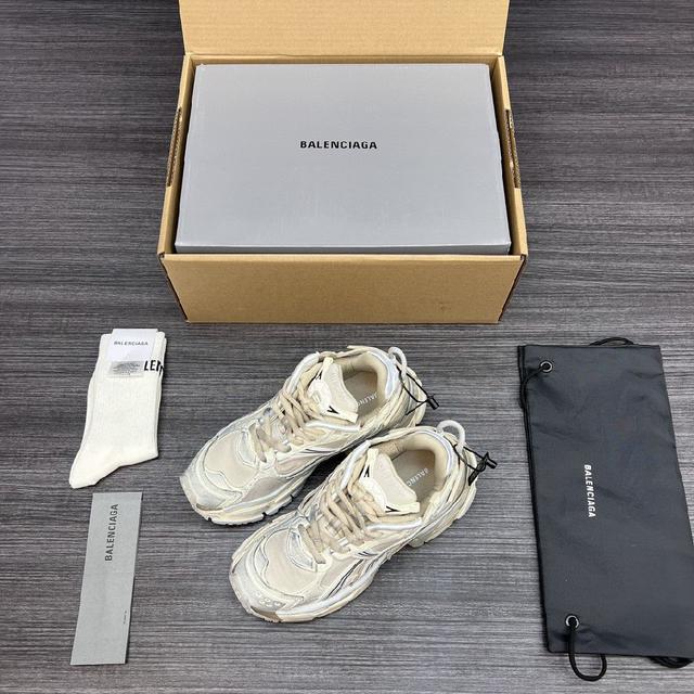 巴黎世家-Runner、是通过溢胶、做旧、缝线等细节，展