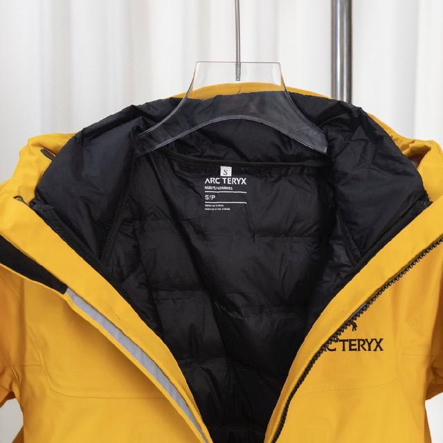 进入高山口袋设置在高位，VISLON中央正面拉链，