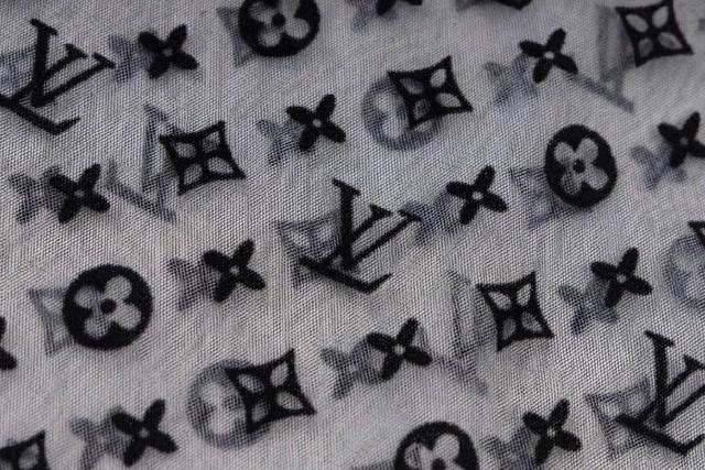 标识字母手绘图案圆领短袖T恤，面料采用高端冰感索罗娜布料