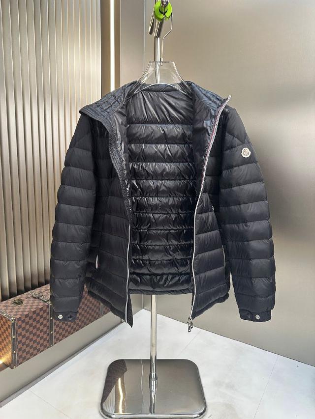 2025秋冬新款羽绒服。这款号称羽绒服届最贵的，全部90绒的