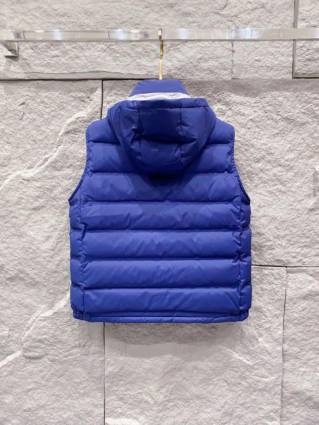 FW2024秋冬新款羽绒服。立领拼色设计，时尚感满满