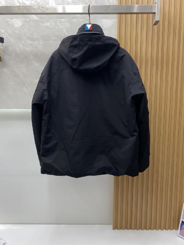 Paradigm 系列 Chilliwack 飞行员夹克采用两种面料重新构想了