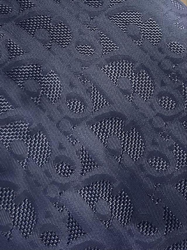 在织机上精心交织  费尔岛提花艺术图案镶饰 织物更加生动立体