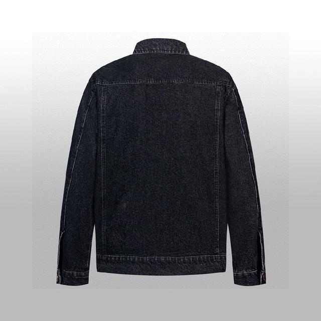 工装夹克采用波浪式细节设计，装饰撞色牛仔布镶面