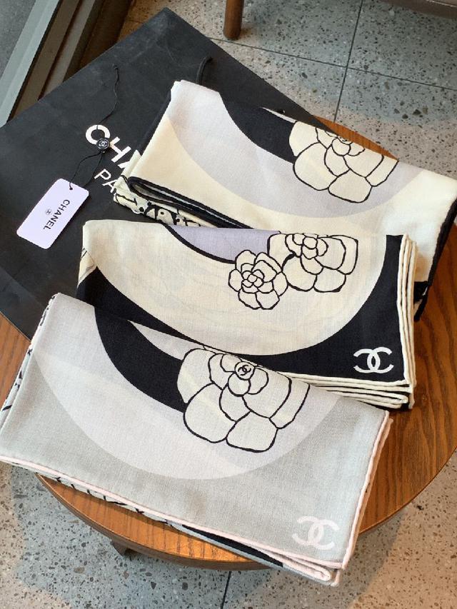 这款经典单品展现强大而迷人的女性魅力精髓。