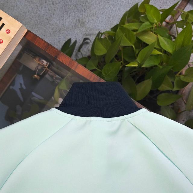 无论是户外徒步应对微凉气候，还是日常搭配工装裤打造街头风格，