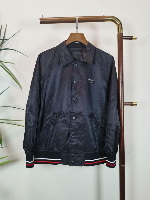 该款夹克外层超柔聚酯纤维防风防水，功能与时尚型兼具