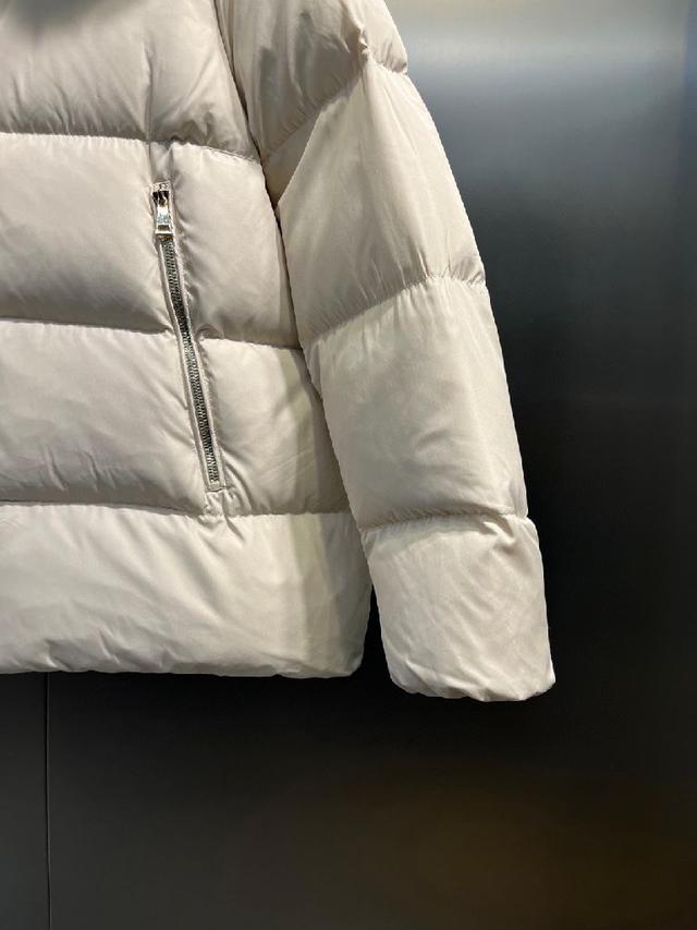 长款羽绒夹克采用聚酯纤维面料制成，具有修长宽摆廓形，收腰设计衬里质感轻盈