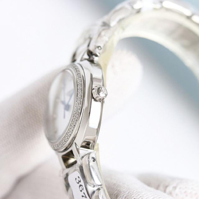 版型和工艺均同步正品。操表盘上的设计同正品如出一格，肉眼无