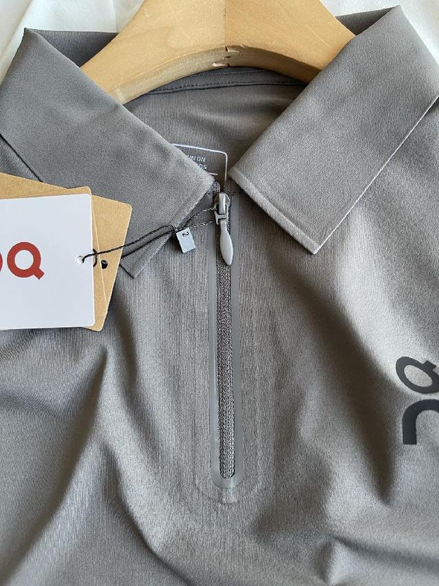 大方又不失时尚感。衣服上精致的品牌标识低调而独特，增添细节亮点