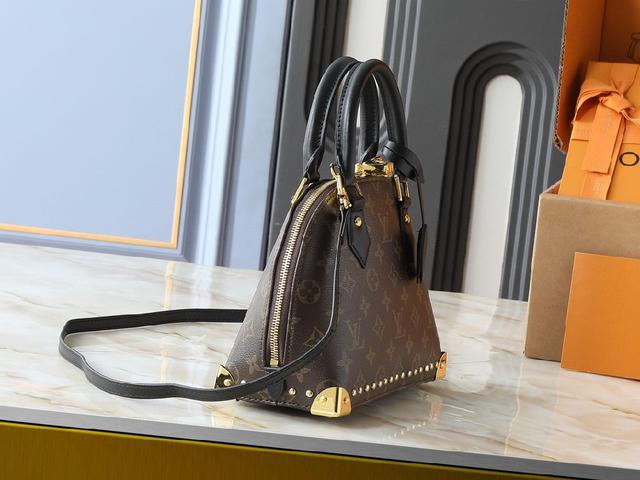 有 Monogram Eclipse 帆布的摩登风尚，搭配做旧金属件