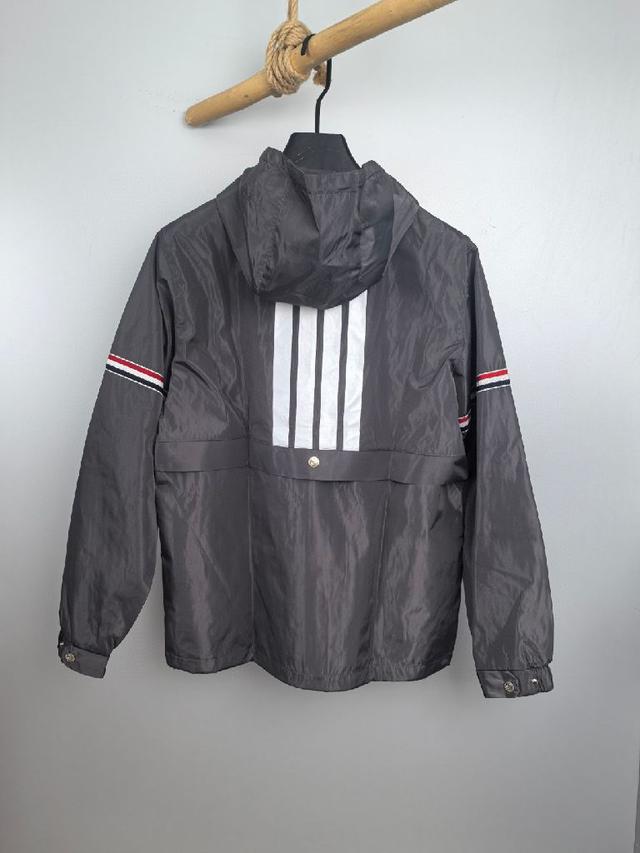 顺滑与垂坠感，贴身穿着如沐春风。少量锦纶加持下，