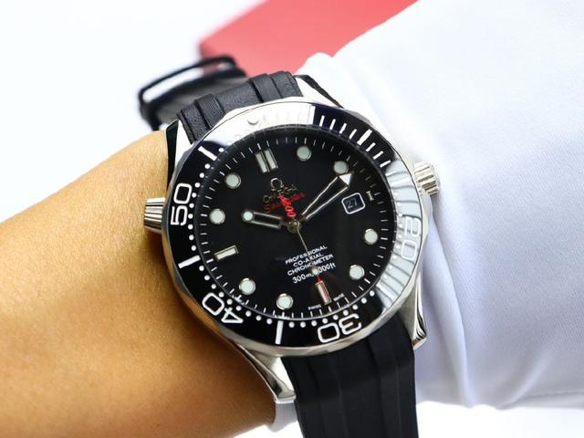 OMEGA 海马系列300米潜水腕表 表壳采用316L精钢表壳 搭