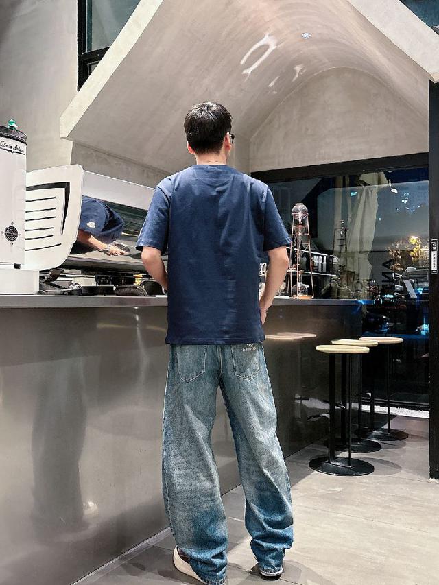 领口采用高弹力罗纹搭配三本针包边工艺，反复穿着不易松弛卷边