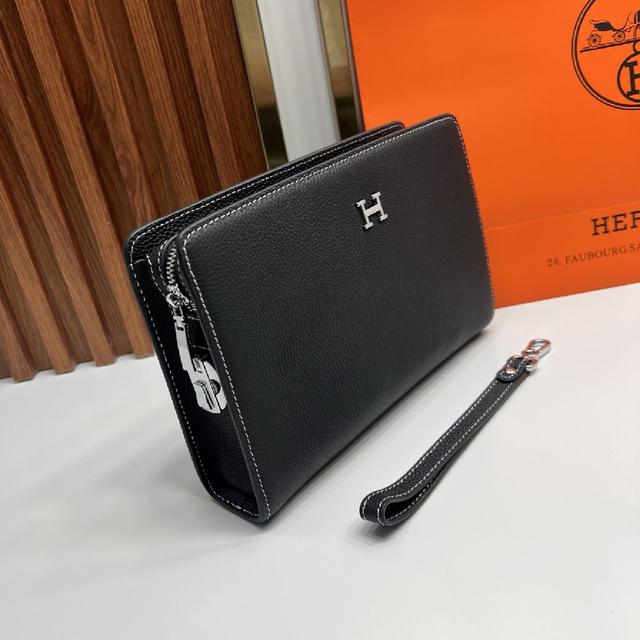 金属H扣点亮细节，利落走线勾勒轮廓，搭配可拆卸腕带，