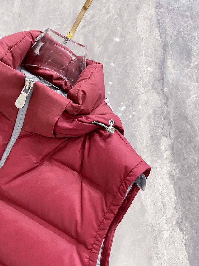 BC新款羽绒马甲出货，帽子可完全拆卸成立领，