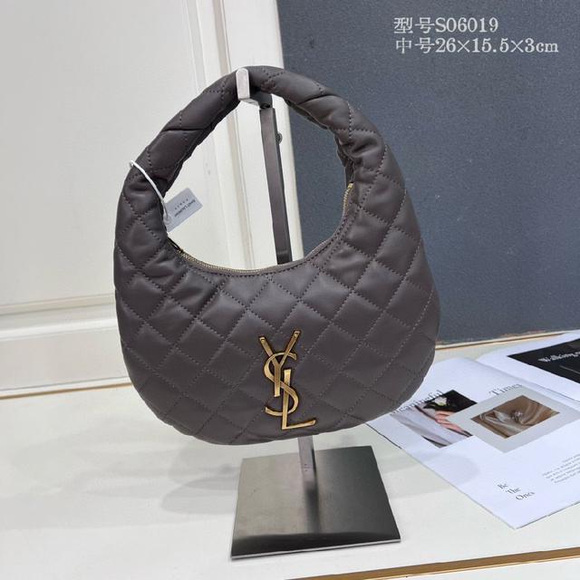 完美结合复古与现代感，堪称本季最令人期待的It Bag之一