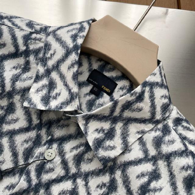 这款短袖衬衫设计实用，彰显工装美学。采用棉质牛仔布精心制作