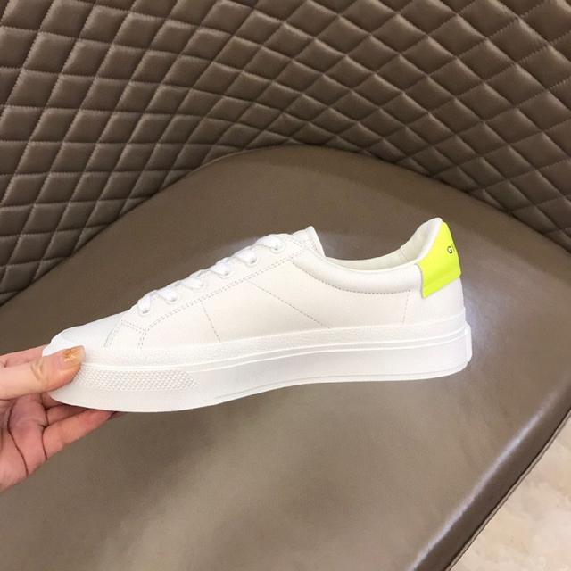 选用进口头层牛皮面料，头层羊皮里垫透气吸汗，