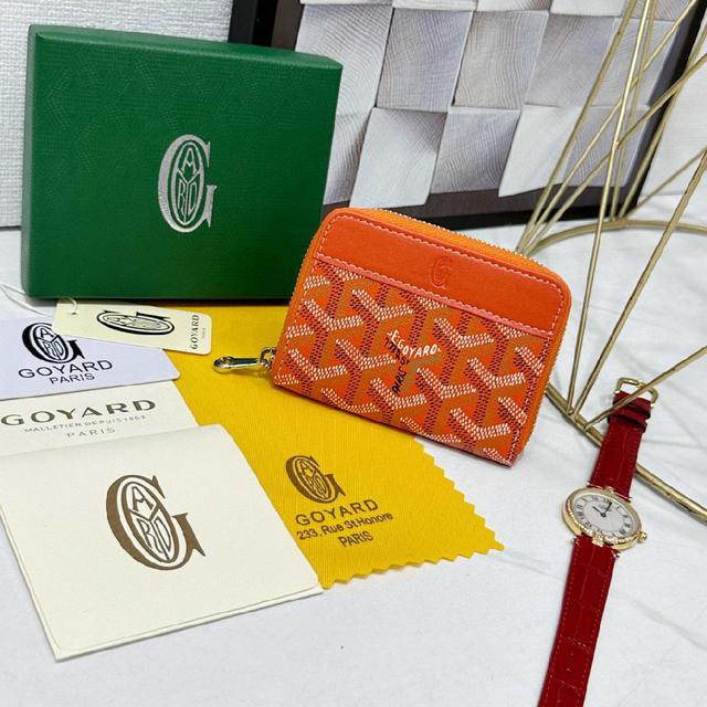 零钱包采用全拉链开合设计。其中部隔层可存放硬币