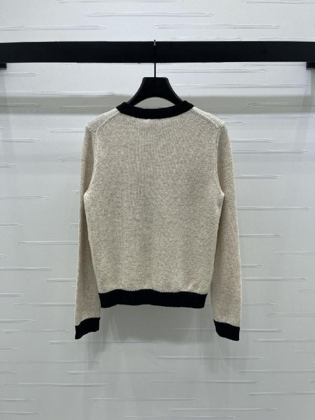 定制羊绒纱线织造，质感光泽，柔软亲肤，圆领针织套头