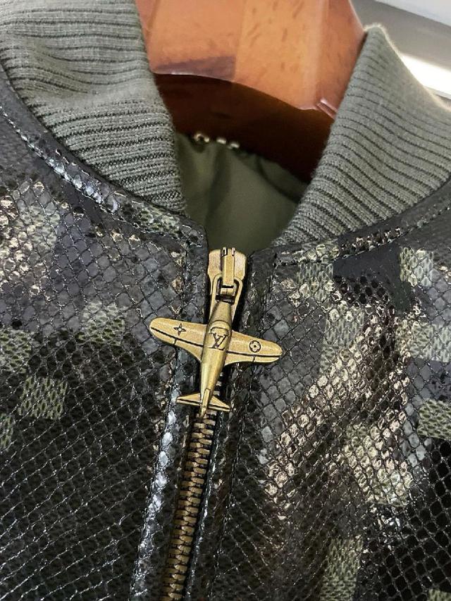 打破传统皮衣的硬朗感，多了份随性利落的少年气，