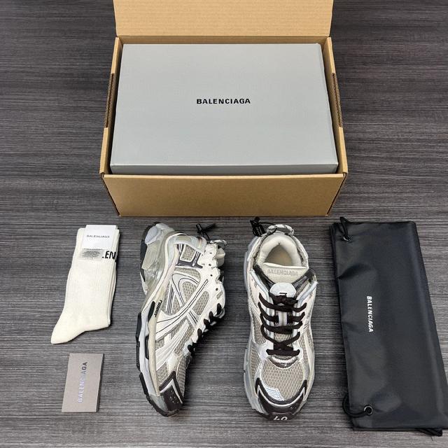 巴黎世家-Runner、是通过溢胶、做旧、缝线等细节，展示了