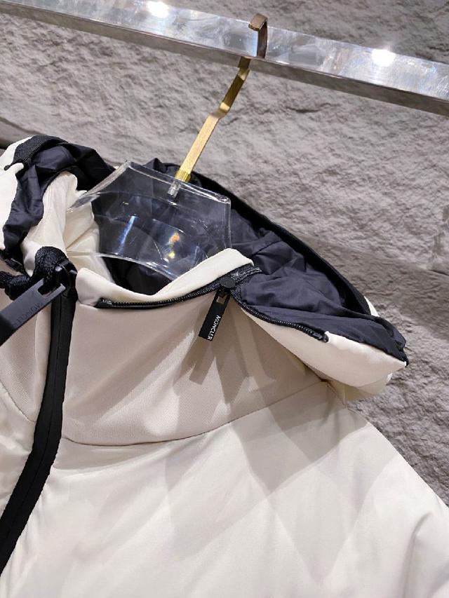 融合90年代简约风格与现代实用功能。配有可拆卸兜帽