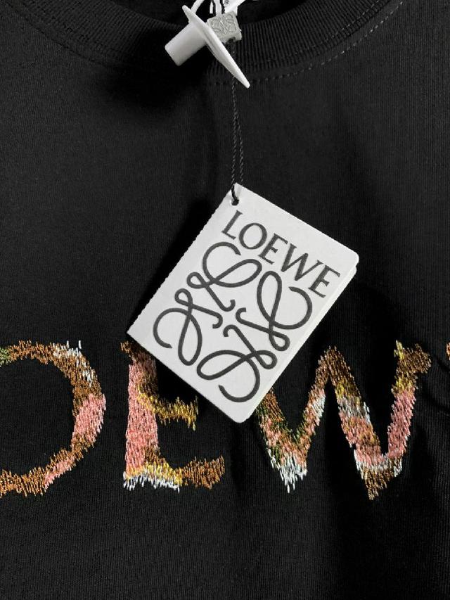 面料采用高端冰感索罗娜面料，采用进口绣花机器特殊绣花 上身效果宽松休闲