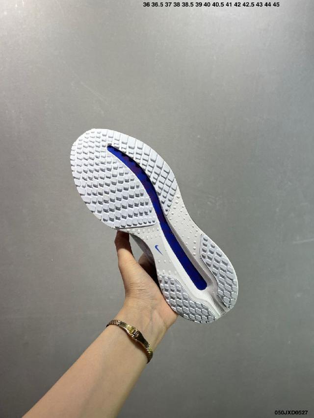 塑型Air Zoom气垫单元贴合脚部的自然轮廓，帮助跑者