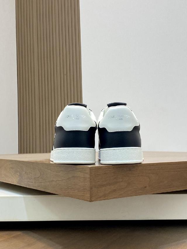 新品男士高端休闲运动鞋，选用进口头层牛皮丝印品牌