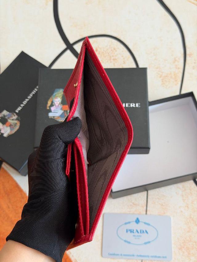 塞林CELINE新款压花标志卡包，头层牛皮制作，两个卡位+一个中间插袋