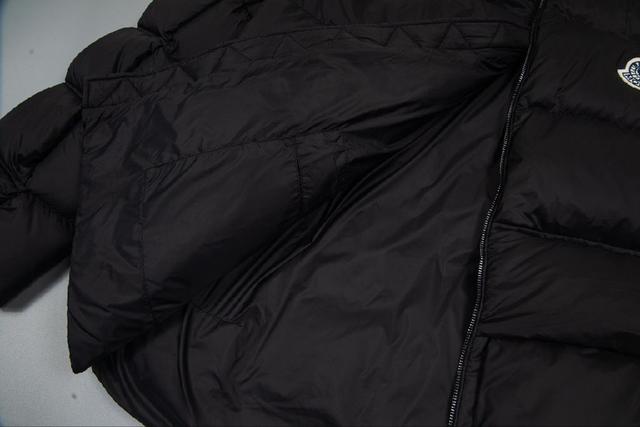 绒服届最高端的，全部90绒的三标齐全带着经典的Logo组合搭配