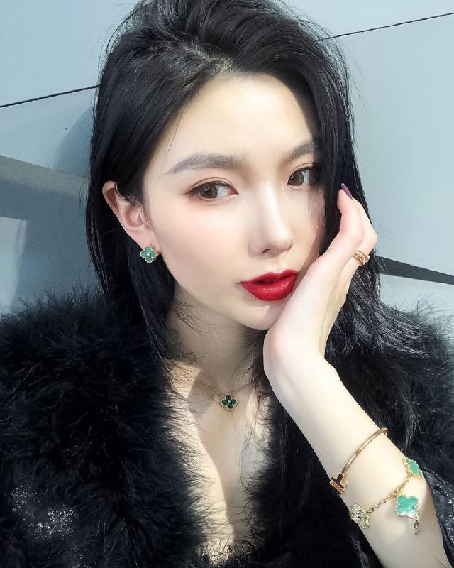 我们的顶级终极版本采用的是纯银材质，再到表层电镀超厚的真金电镀层，