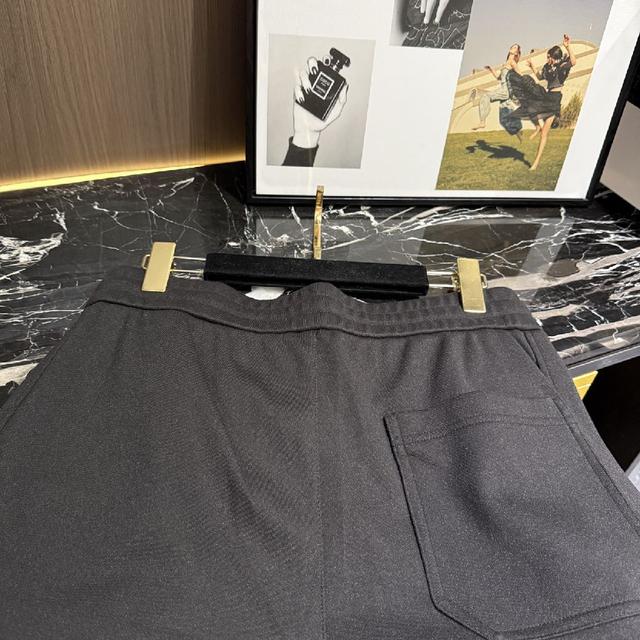 刻字品牌标识。拉头搭配饰品吊坠，面上激光刻字品牌标识