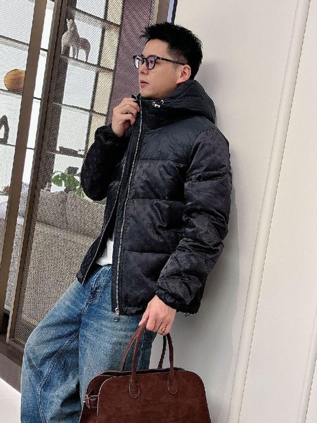 三标齐全带着经典的Logo组合搭配，第一眼看到就是满满的视觉冲击